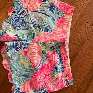 Lily Pulitzer Buttercup stretch shirts 5”